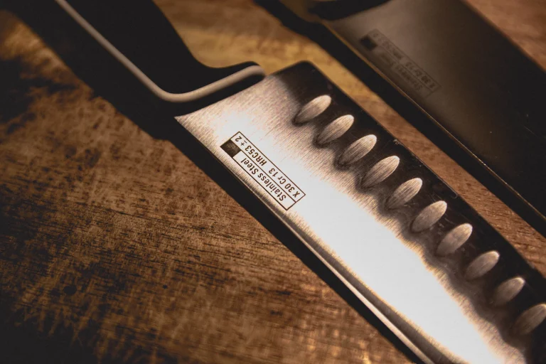 Les couteaux santoku en acier damas : le nec plus ultra de la cuisine