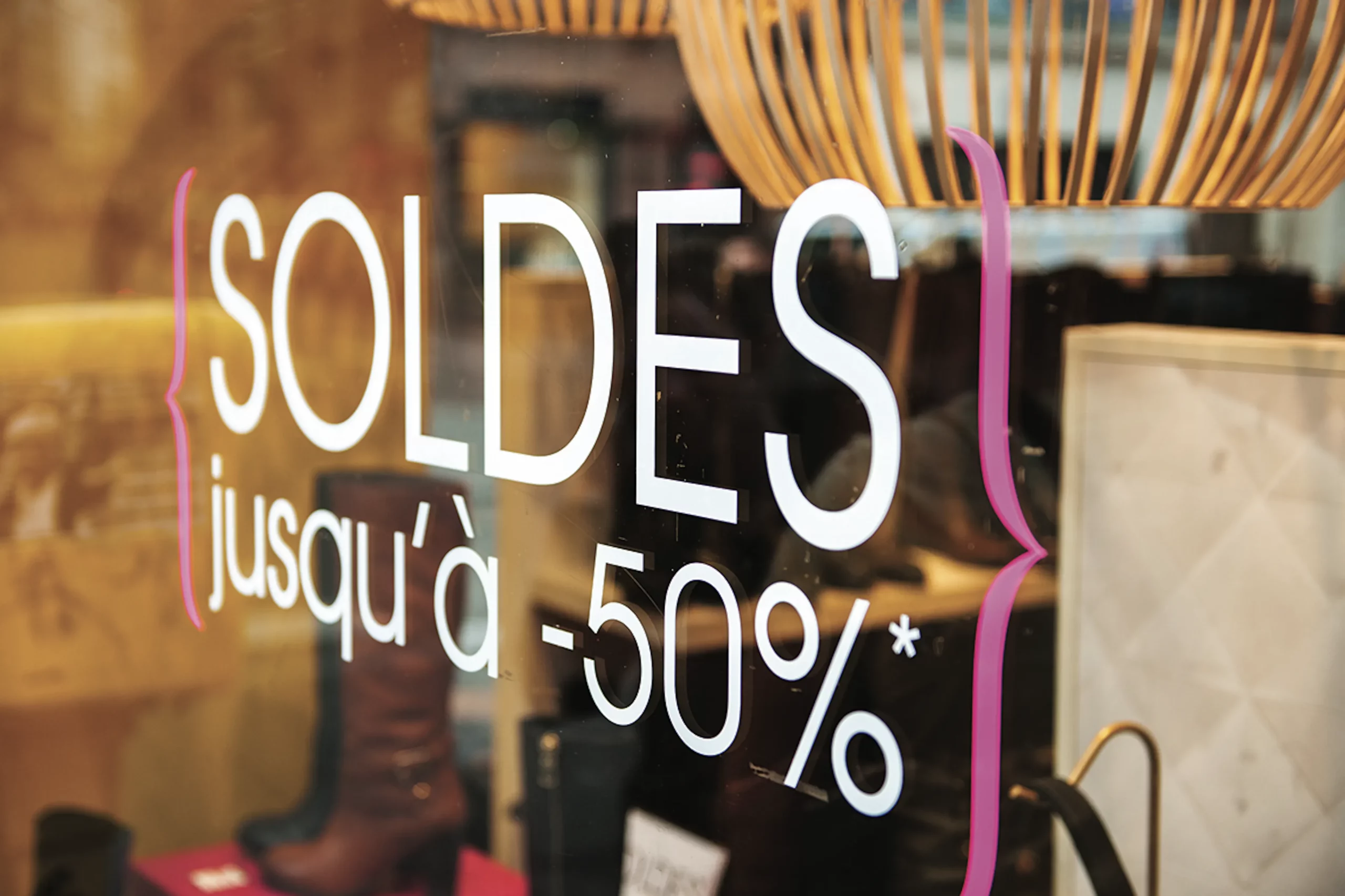 a sign that says soldes in french and english