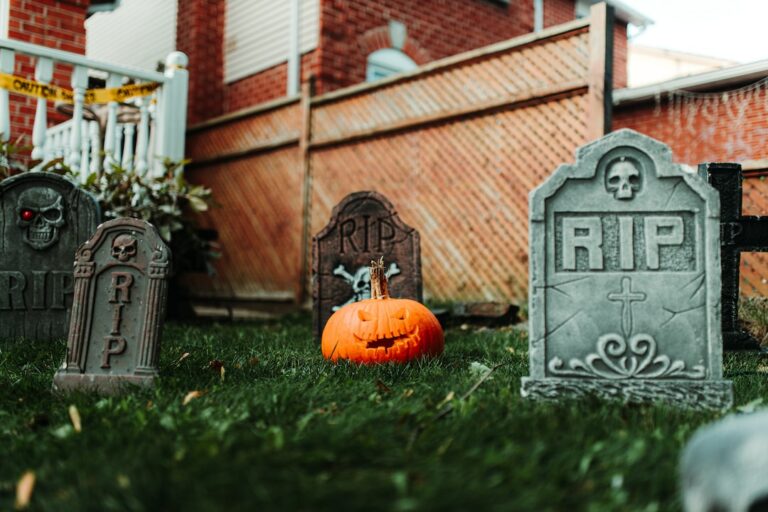 Décorations d’Halloween à petit budget et costumes abordables: Idées créatives pour une fête effrayante sans se ruiner