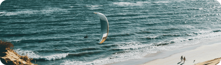 Voler léger : comment bien choisir ses ailes de parapente pour profiter du ciel